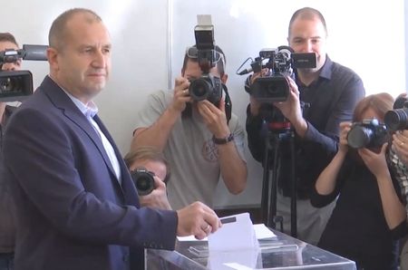 Румен Радев гласува и обяви: Нуждаем се от демократична България, с върховенство на закона и свобода на словото