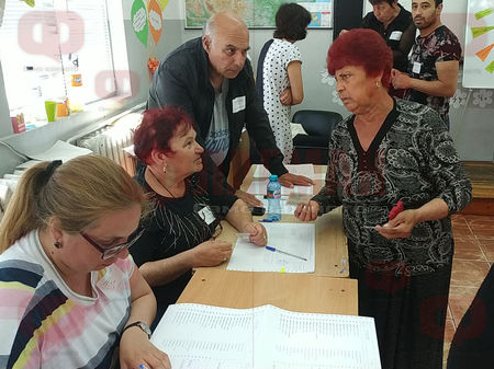 Циганка се опита да гласува вместо мъжа си в Кумлука, комисията не й разреши