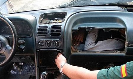 Откриха нелегален мигрант в жабката на кола