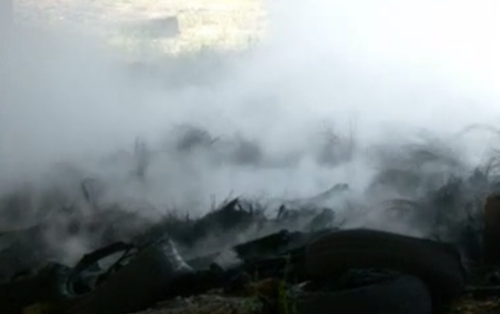 Запалени автомобилни гуми създадоха паника край жп линия в Пловдив