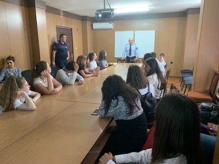 Ученици от бургаската ПГТ „Проф. д-р Асен Златаров“ се запознаха с работата на полицията