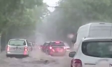 Потоп в Румъния, затварят пътища