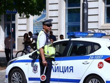 Полицай от Пловдив помля билборд