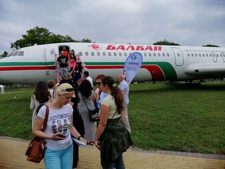 Лаборатория „ЛИНА” подари истински празник на децата за 1-ви юни, Авиомузей Бургас отбеляза рекорд