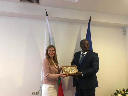 Николина Ангелкова проведе работна среща с министъра на туризма и занаятите на Алжир