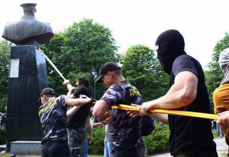 Тълпа неонацисти смело потроши паметник на маршал Жуков