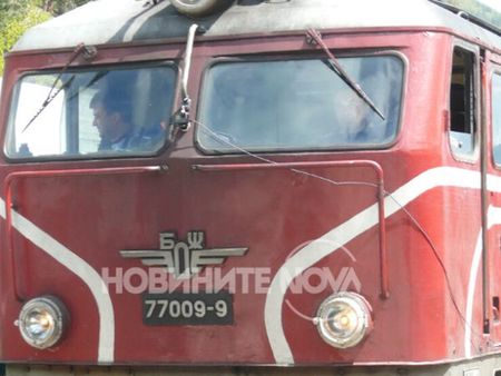 Влак се заби в скали край Пловдив