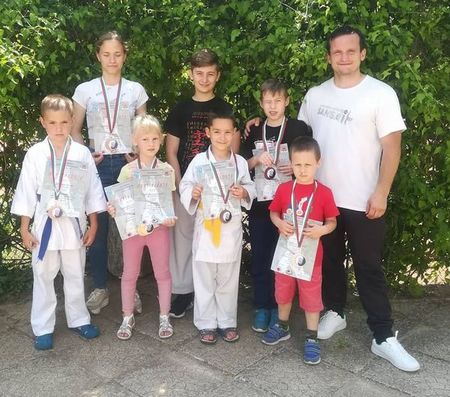 Бургаски каратеки обраха 7 медала от турнир в Каварна