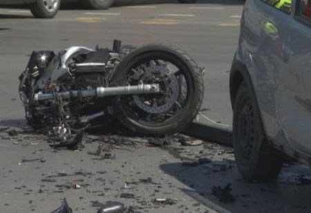 Мотоциклетист без книжка се заби в шахта и загина