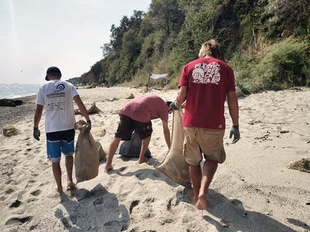 С почистване на плаж Ропотамо започват инициативите за по-чисто Черно море на сърфистите от Wind2Win