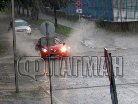 Страшен дъжд се изсипа над Бургас, улиците се превърнаха в реки