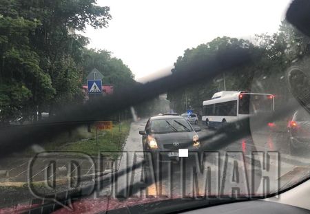 Извънредно! Поройният дъжд наводни ключов булевард в Бургас, затвориха движението