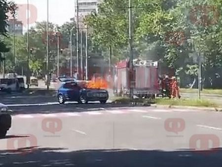 Извънредно! Пежо се запали в движение пред Краставицата в Бургас