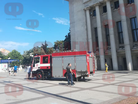 Пожарникари щурмуваха известно заведение в центъра на Бургас