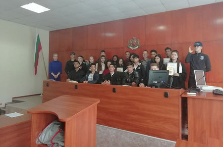 Ученици от Обзор водят симулиран съдебен процес в Районния съд в Несебър