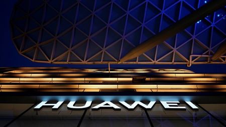Huawei отрече да е свила поръчките си към големите си доставчици