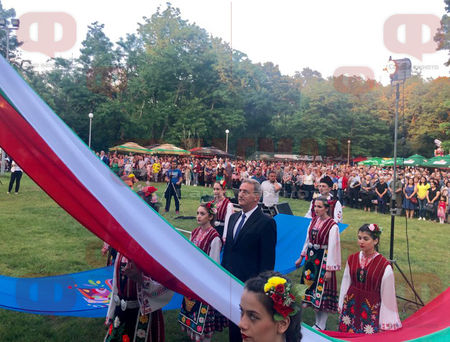 Чудо! Десетки хиляди прииждат към Айтос, жадни за българска песен и хоро