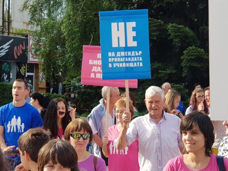 Отпор на гей парада! Стотици излязоха в Бургас да подкрепят традиционното семейство