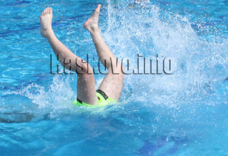 Страховит инцидент с малко момче на басейн изправи косите на плажуващите