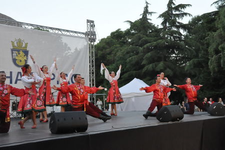 Вижте уникалното изпълнение на "Една българска роза" - поздрав за бургазлии