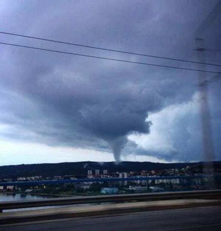 Торнадо удари Варна, по пътя към морската столица е истински ад!