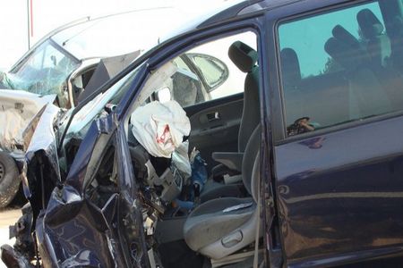 Кошмар край Обзор: Две коли се удариха челно, жена е ранена (ОБНОВЕНА)