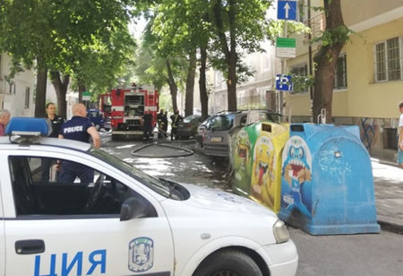Огнен ад като на кино в центъра на София, вадят хора през прозорците