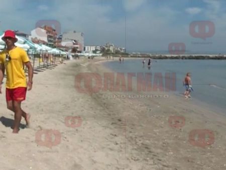 Море от чадъри на плажа в Поморие, но спасители има само на два поста