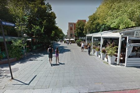 Среднощен екшън в Бургас! Пиян нахлу в култов ресторант и нападна с нож охранителя