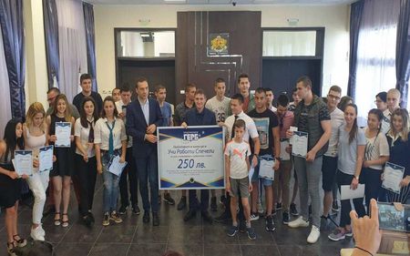 Ученици от Бургас получиха стипендии от конкурса „Учи, работи, спечели“ 