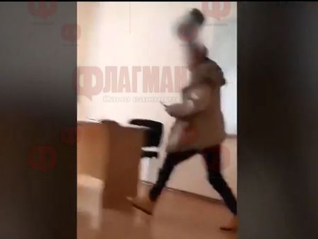 Брутално: Гневна учителка удря ученици с кошче за боклук