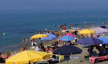 В Италия искат по 100 евро за сянка на плажа