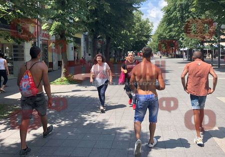 Шокиращо! Това ли са властелините на Бургас - банда голи цигани насред ул. "Александровска"