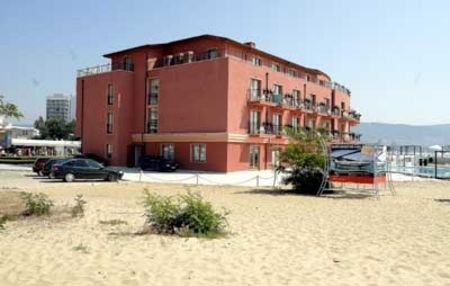 Мая Илиева продаде емблематичния хотел на Главния в Слънчев бряг