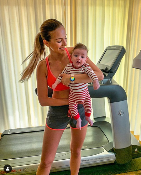 Алекс Петканова тренира с бебето