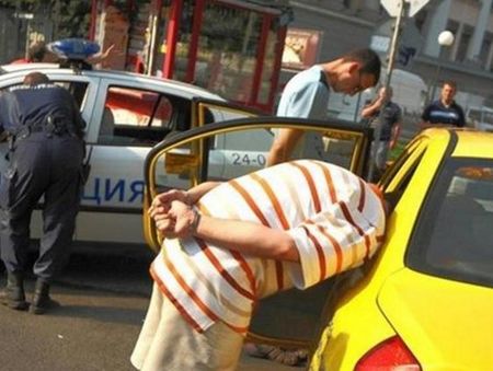 Криминално проявен бакшиш натъпка таксито си с наркотици, спипаха го на входа на Бургас