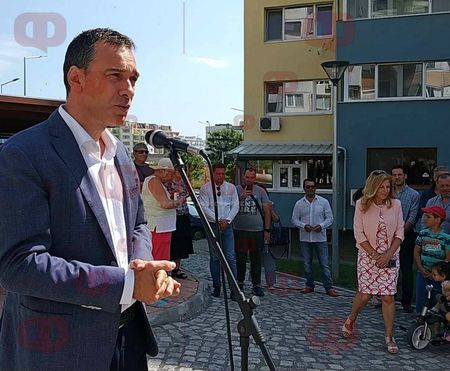Кметът Димитър Николов посочи къде ще е следващото обновено междублоково пространство в Бургас