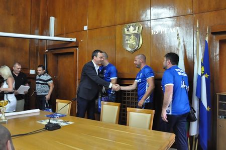 Кметът Димитър Николов награди шампионите от клуба по борба "Черноморец"