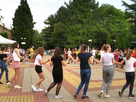 Над 300 самодейци се включиха в мегаданските забавления на "Долината на лозите пее и танцува" в Сунгурларе