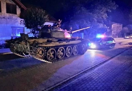 Уникално зрелище: Поляк подкара руски танк и "превзе" града си