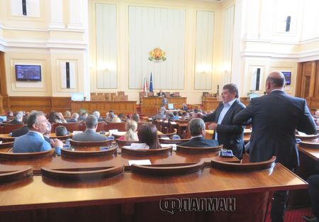 Със спонтанен вот "всички срещу ГЕРБ": Депутатите спряха ликвидация на пощите в малките села