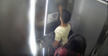 Светкавична реакция! Момчето, надраскало асансьор на пасарелка в Бургас, почисти драсканиците си