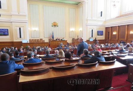 Обрат: Парламентът извади скандалните промени за финансиране на партиите от дневния си ред