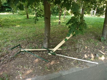 Вандали потрошиха две пейки в парк "Езеро"