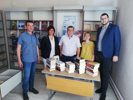 Sutherland Bulgaria дари 50 книги на библиотеката в Камено