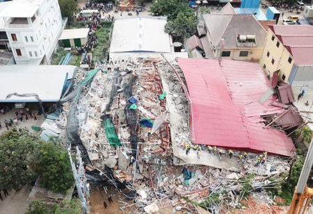 Седеметажна сграда се срути, най-малко трима са загинали