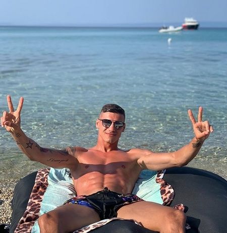 Мацки налазиха Кирил Десподов на плажа, той им се дърпа
