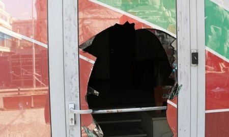 Пиян разби вратата на офиса на вестник "Дума", объркал я с бар