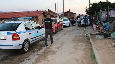 Напрежение в Розино: Цигански фамилии се стрелят, полицията на крак