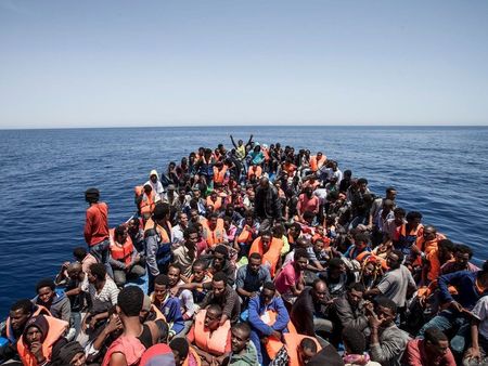 Европа приема с охота африкански бежанци, белите християни не са желани